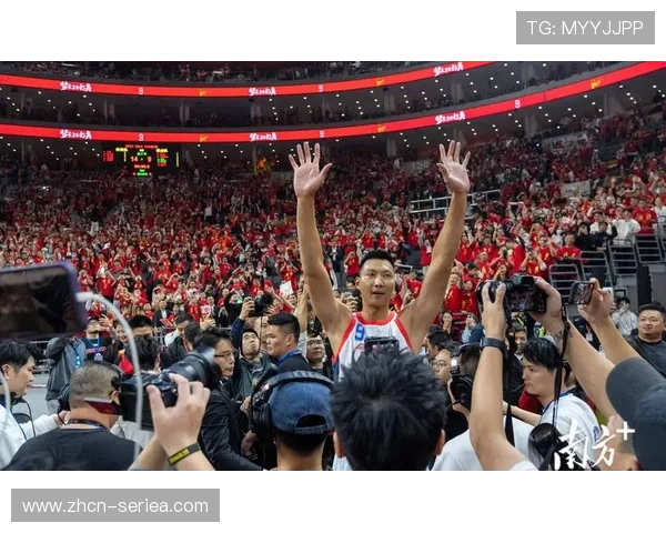 易建联现身篮球教学现场:退役名宿投身青少年培训 易建联现身篮球教学现场:退役名宿投身青少年培训